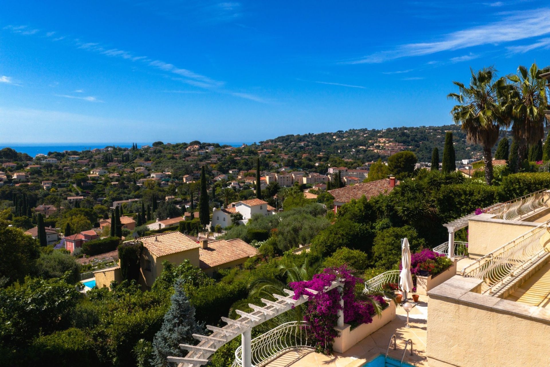 villa 6 Rooms for sale on VALLAURIS (06220)