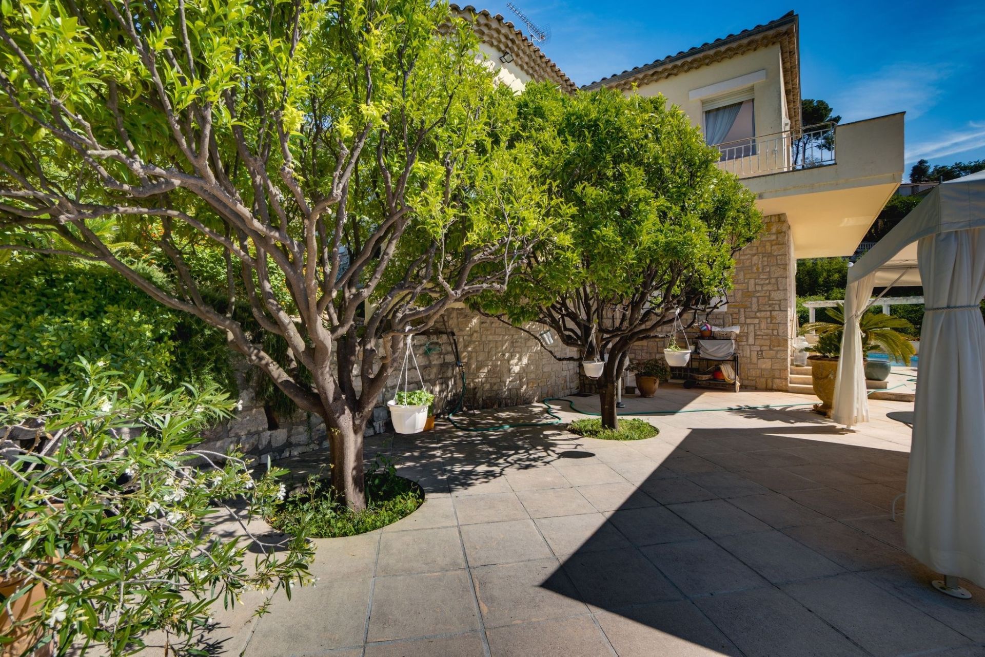 villa 6 Rooms for sale on VALLAURIS (06220)