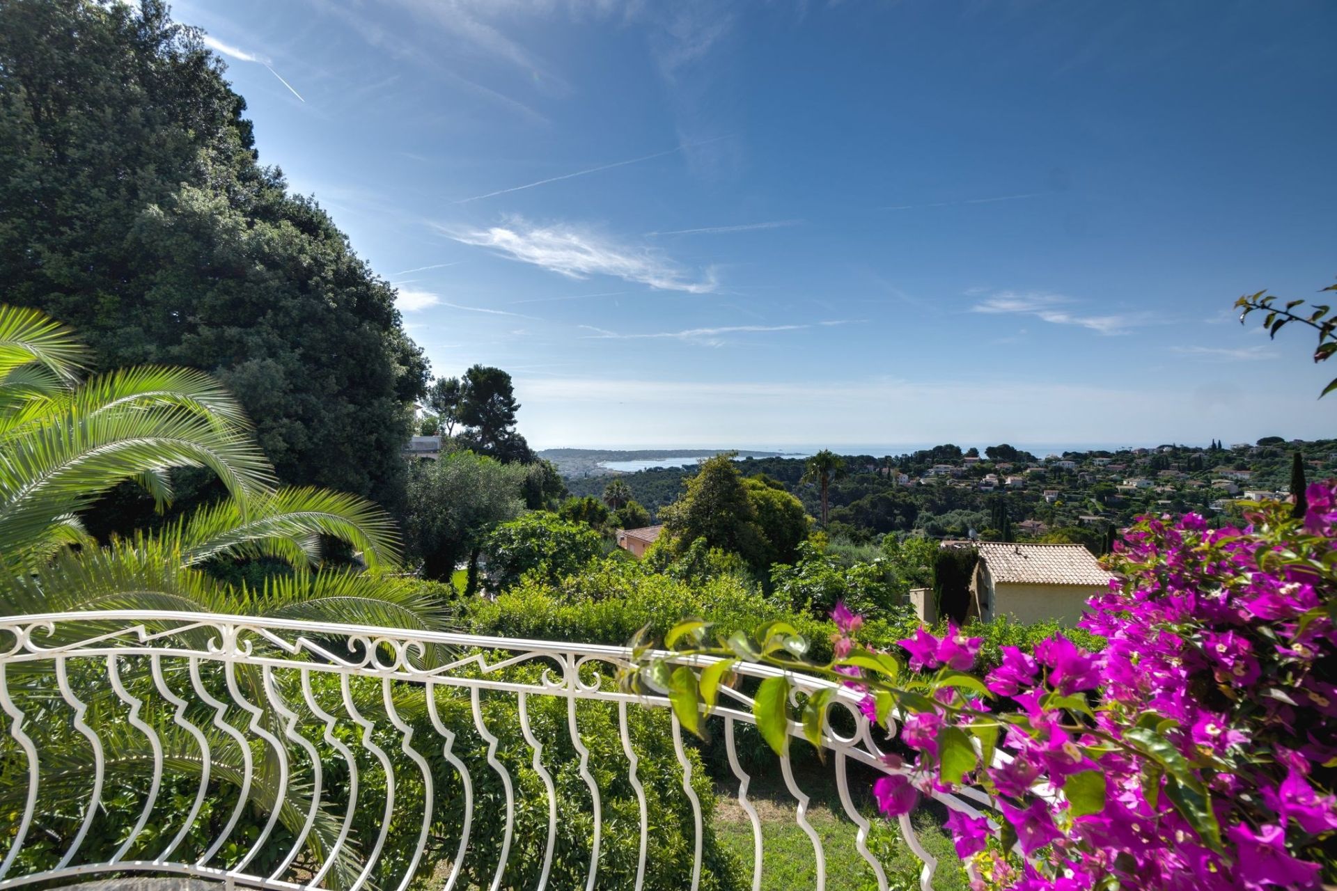 villa 6 Rooms for sale on VALLAURIS (06220)