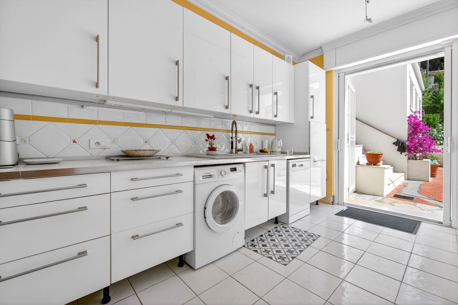 villa 6 Rooms for sale on VALLAURIS (06220)
