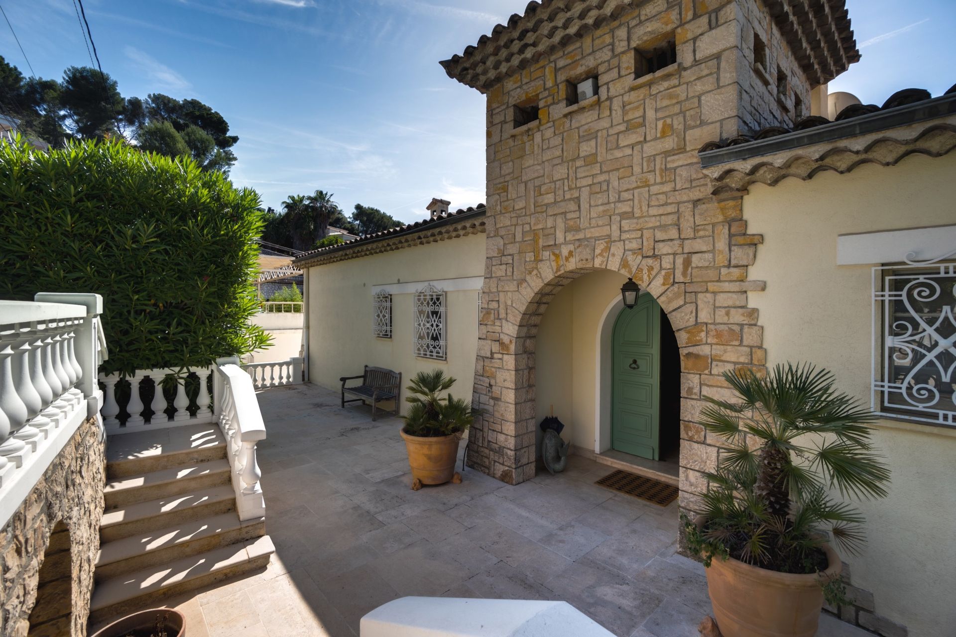villa 6 Pièces en vente sur VALLAURIS (06220)