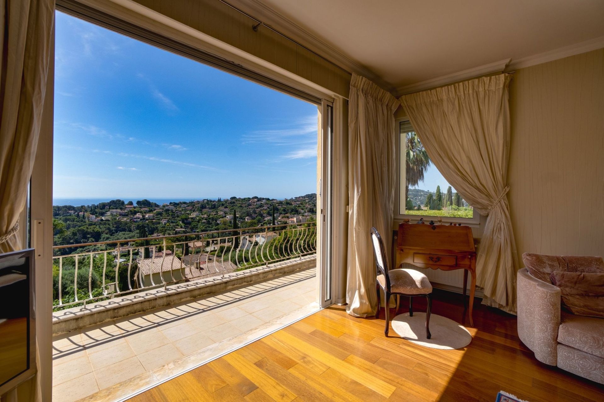 villa 6 Rooms for sale on VALLAURIS (06220)