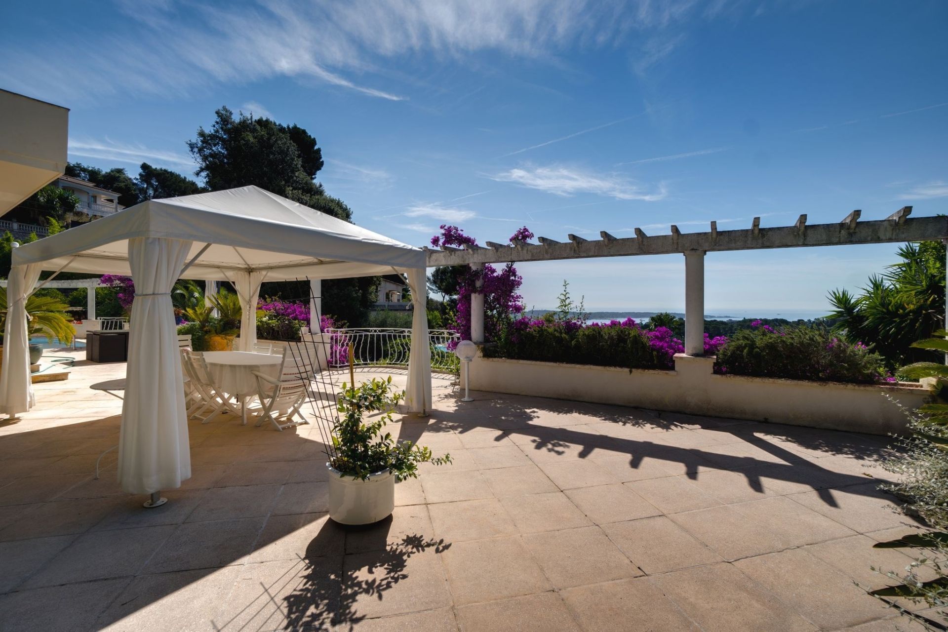villa 6 Rooms for sale on VALLAURIS (06220)