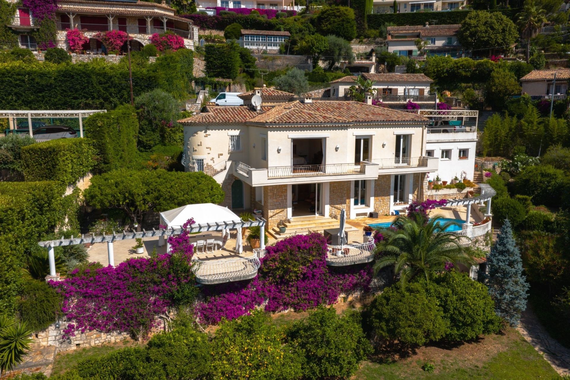 villa 6 Rooms for sale on VALLAURIS (06220)