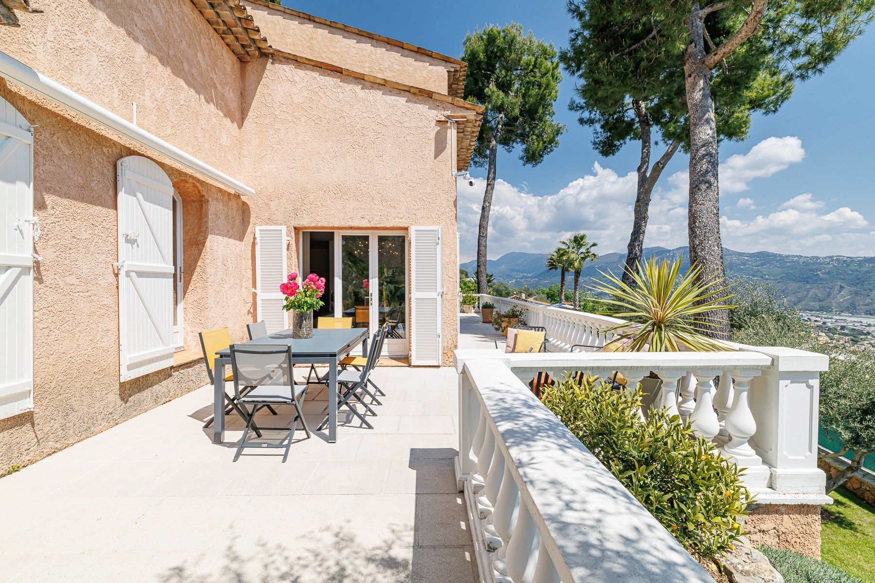 villa 5 Rooms for sale on GATTIERES (06510)