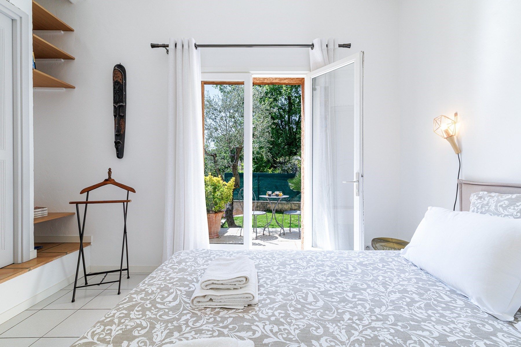 villa 5 Rooms for sale on GATTIERES (06510)