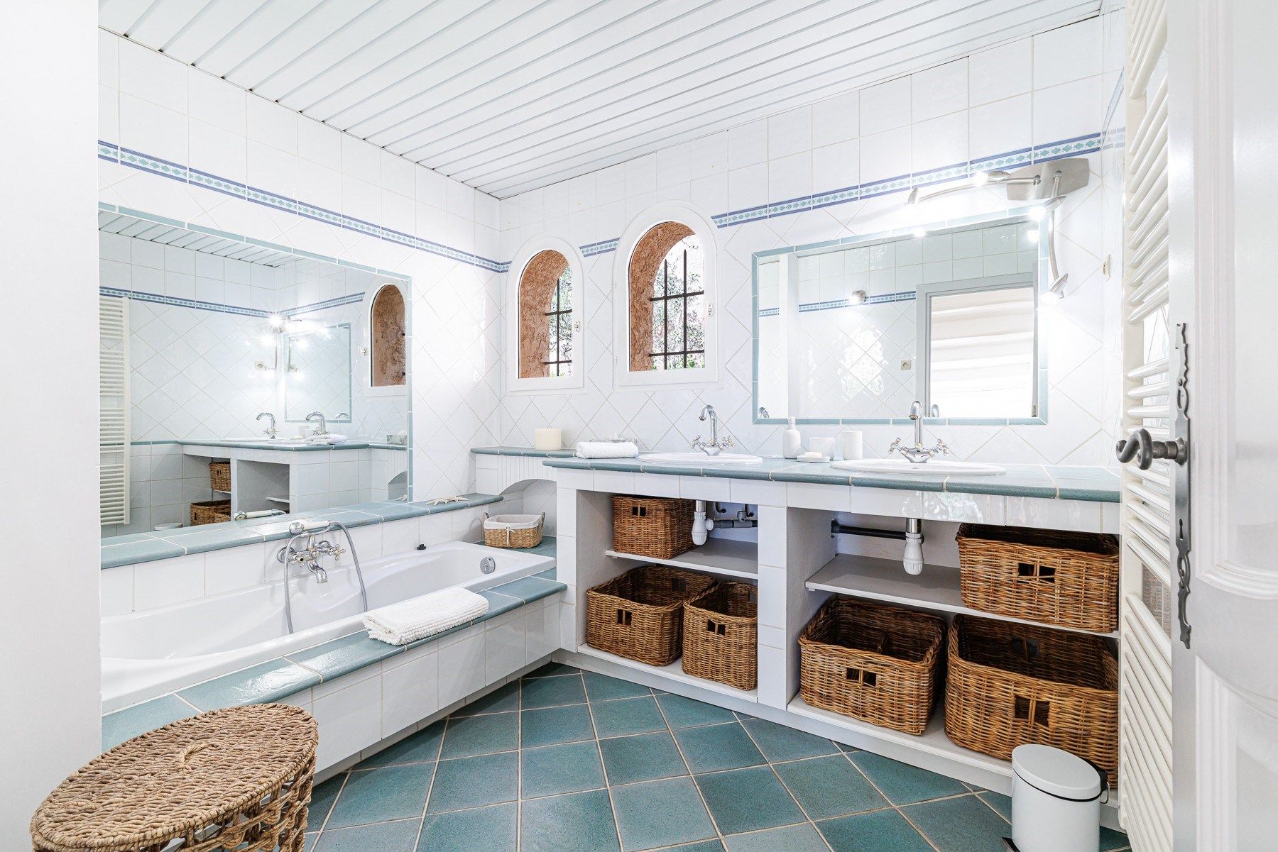 villa 5 Rooms for sale on GATTIERES (06510)