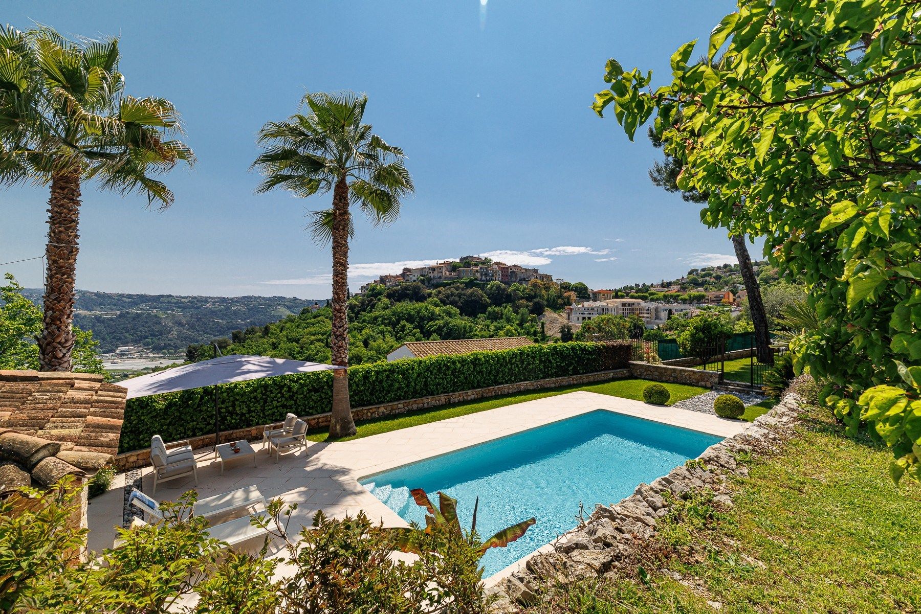 villa 5 Rooms for sale on GATTIERES (06510)
