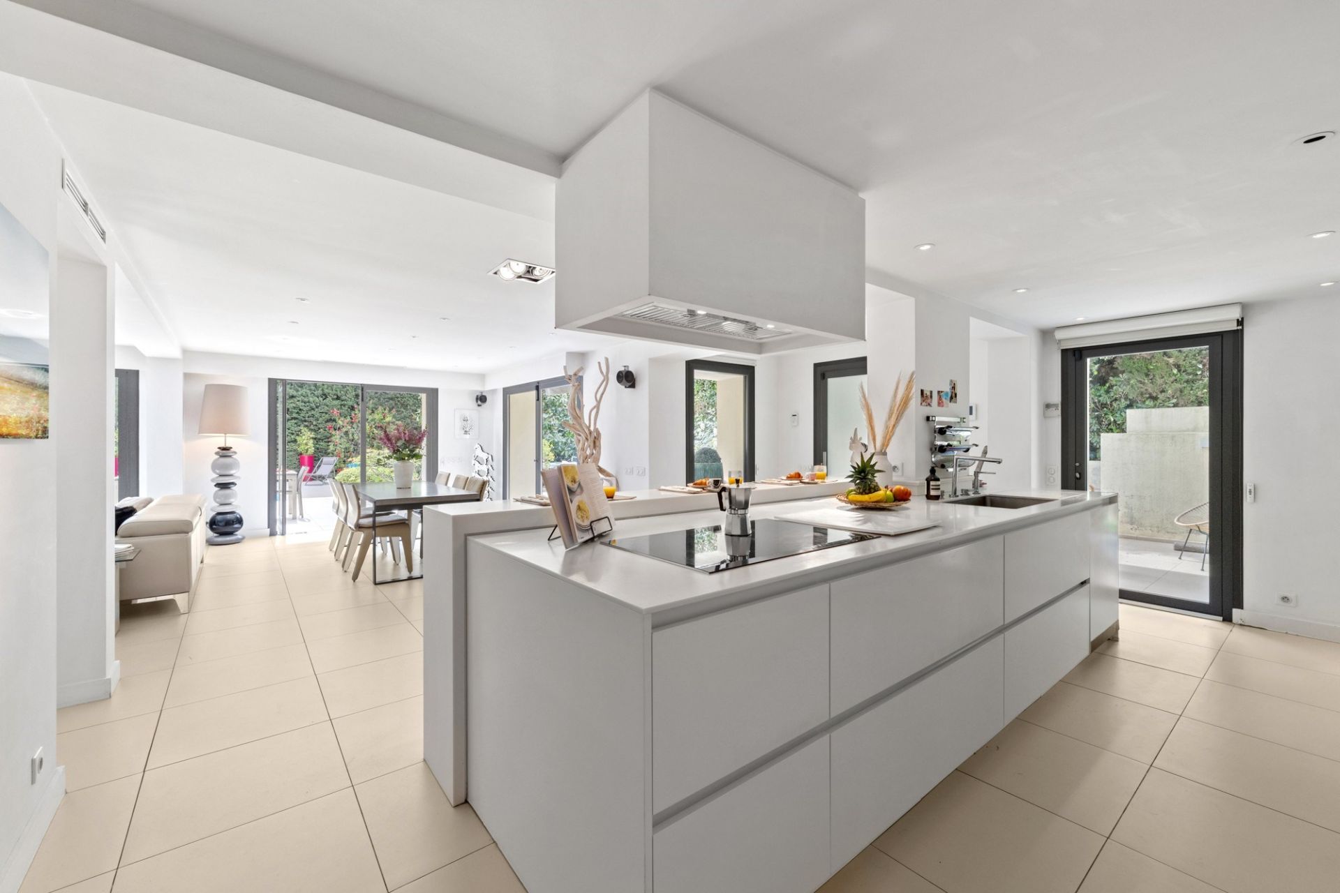 villa 5 Rooms for sale on NICE (06000)