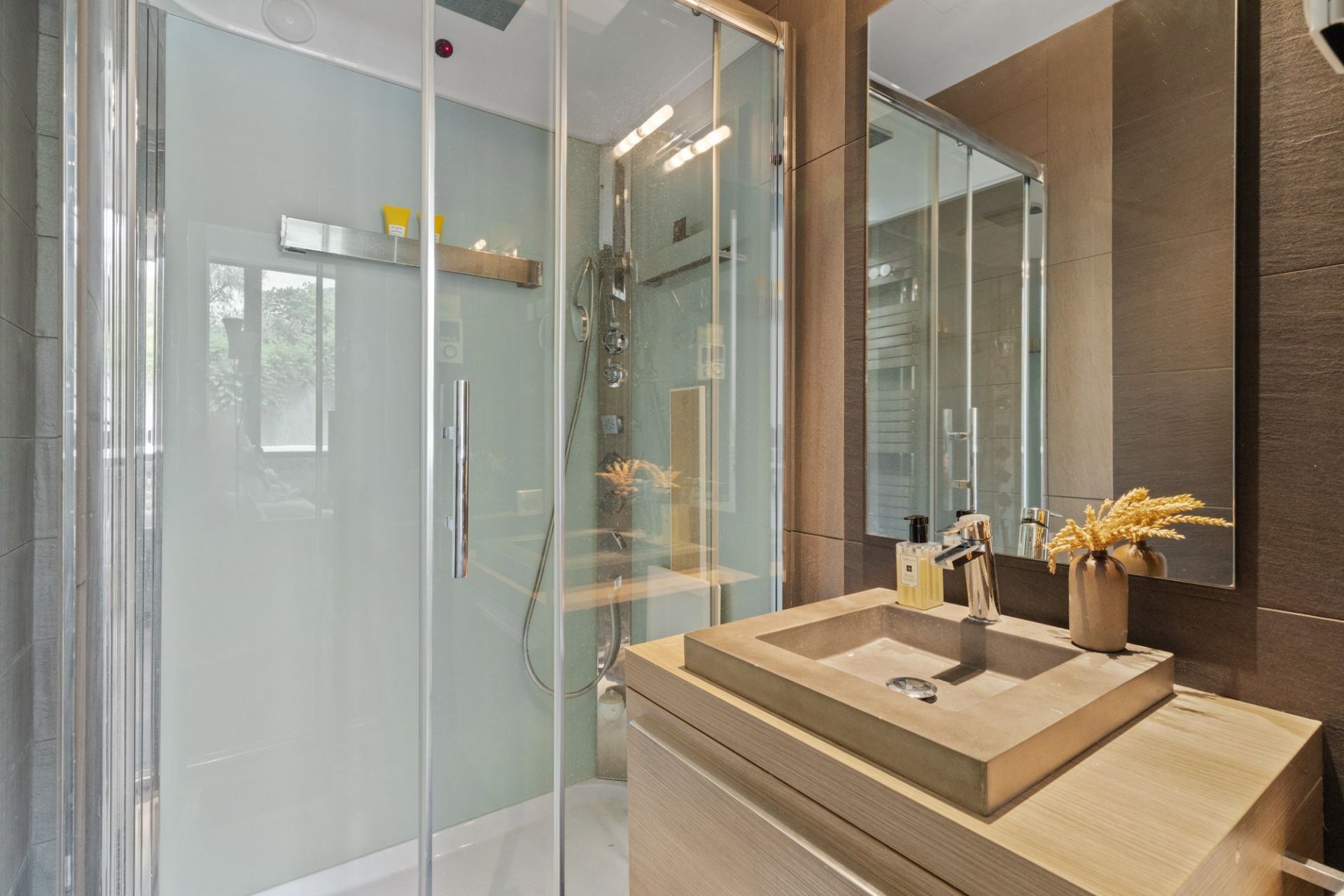 villa 5 Rooms for sale on NICE (06000)