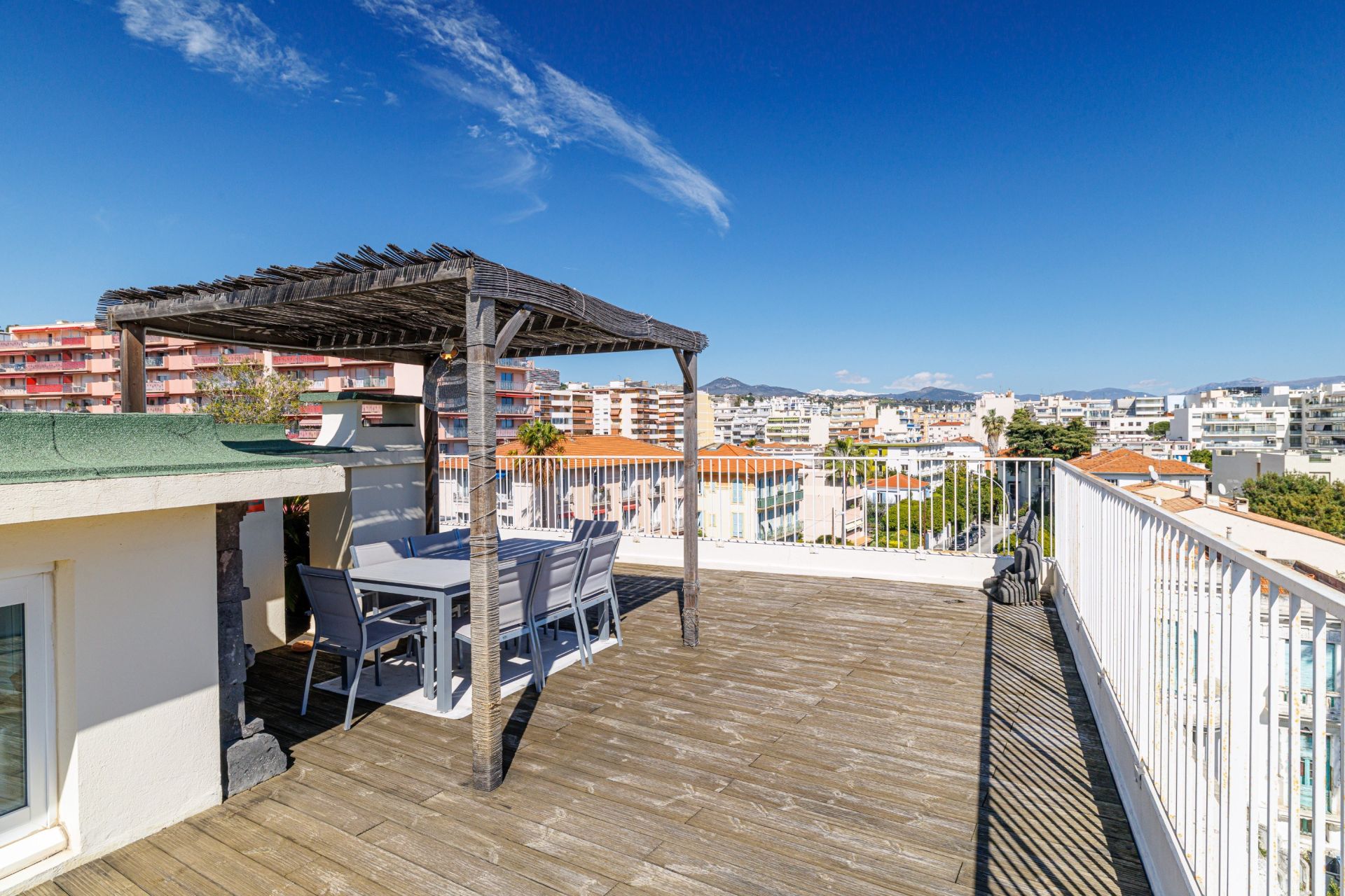 duplex 5 Rooms for sale on NICE (06200)