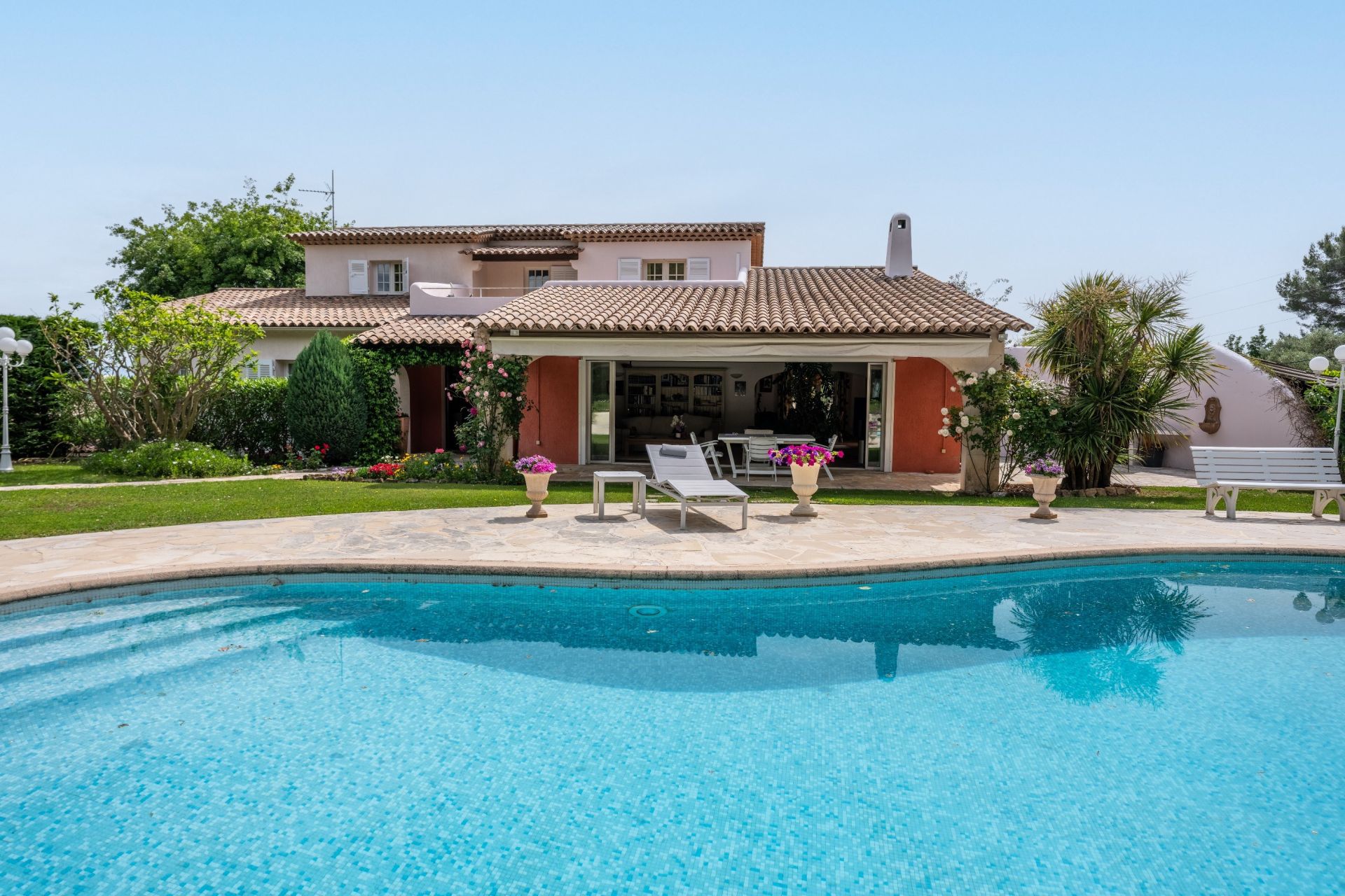 villa 7 Rooms for sale on LE ROURET (06650)