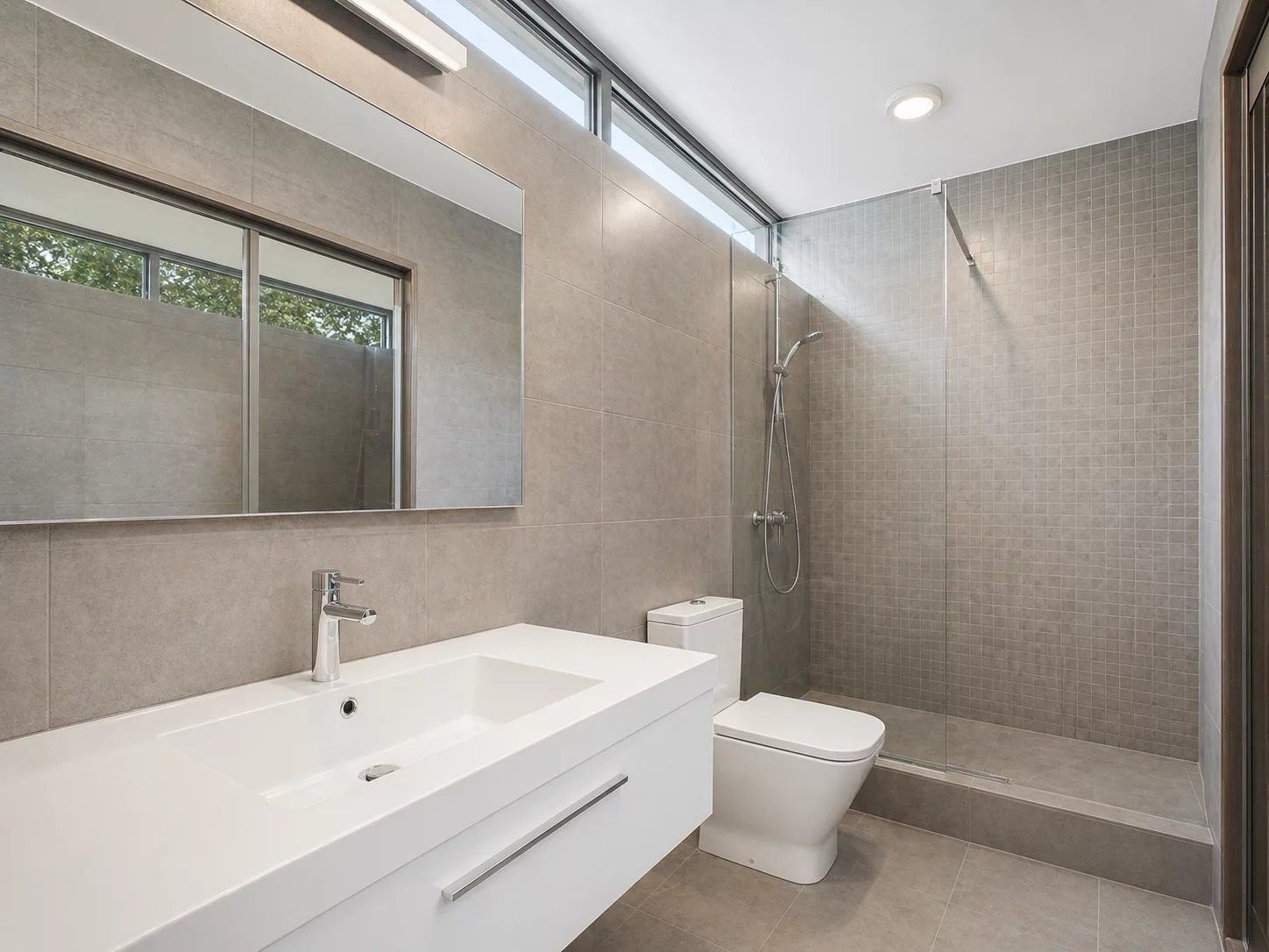 contemporary house 7 Rooms for sale on VALLAURIS (06220)