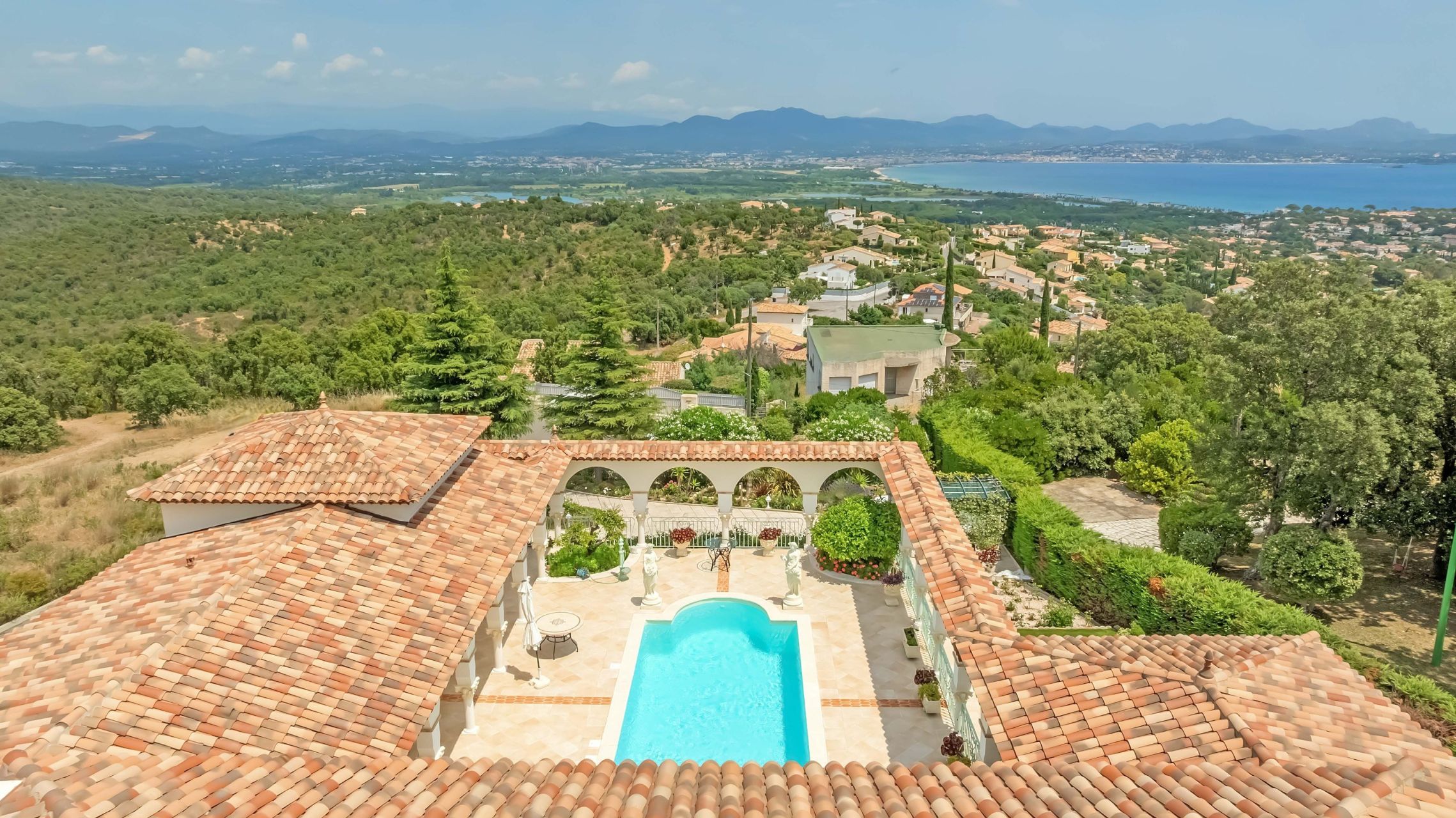 provencal house 8 Rooms for sale on ST AYGULF (83370)