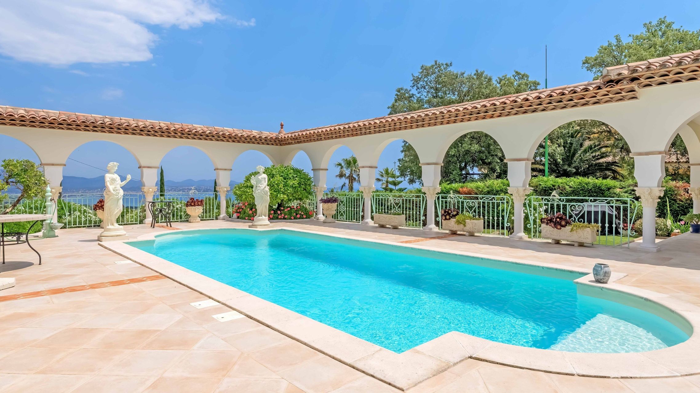 provencal house 8 Rooms for sale on ST AYGULF (83370)