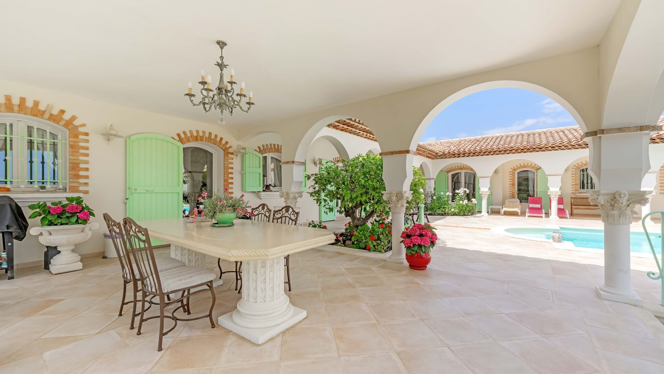provencal house 8 Rooms for sale on ST AYGULF (83370)