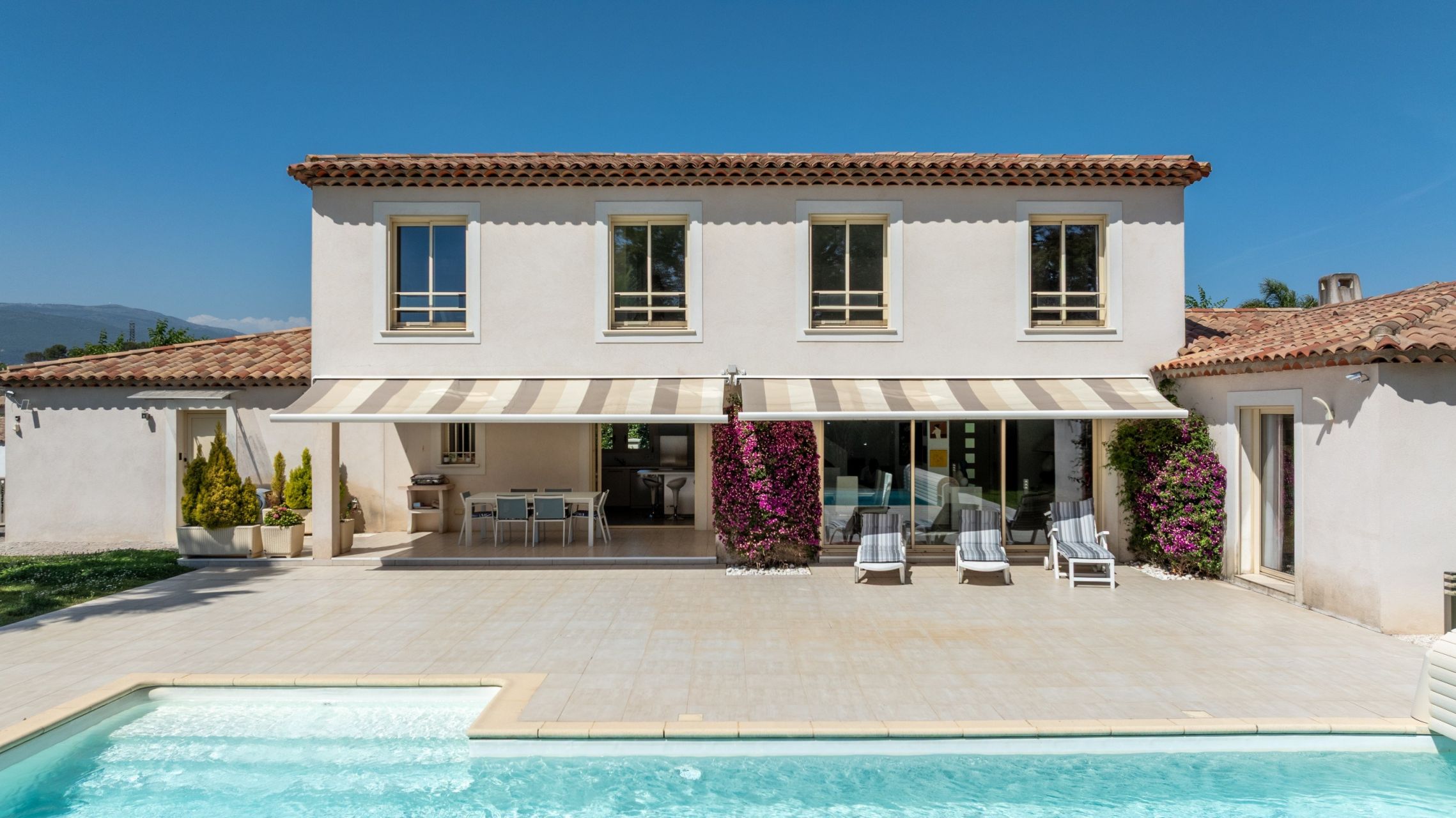 villa 8 Rooms for sale on MOUANS SARTOUX (06370)
