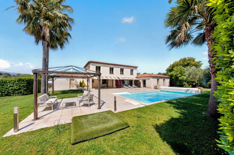 villa 8 Rooms for sale on MOUANS SARTOUX (06370)