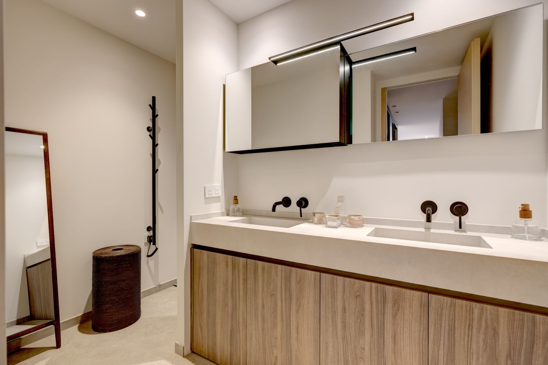 apartment 4 Rooms for sale on CANNES (06400)