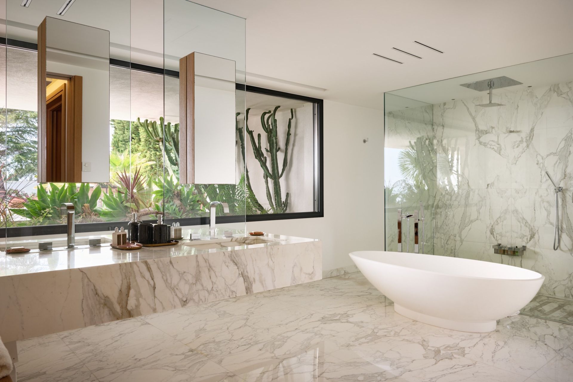 architect's house 14 Rooms for sale on CANNES (06400)