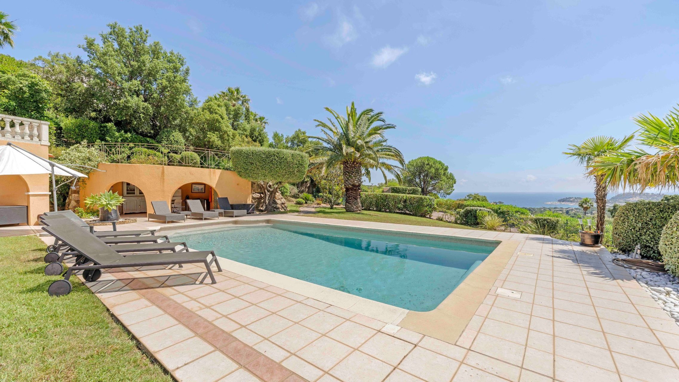 bastide 12 Rooms for sale on CAVALAIRE SUR MER (83240)