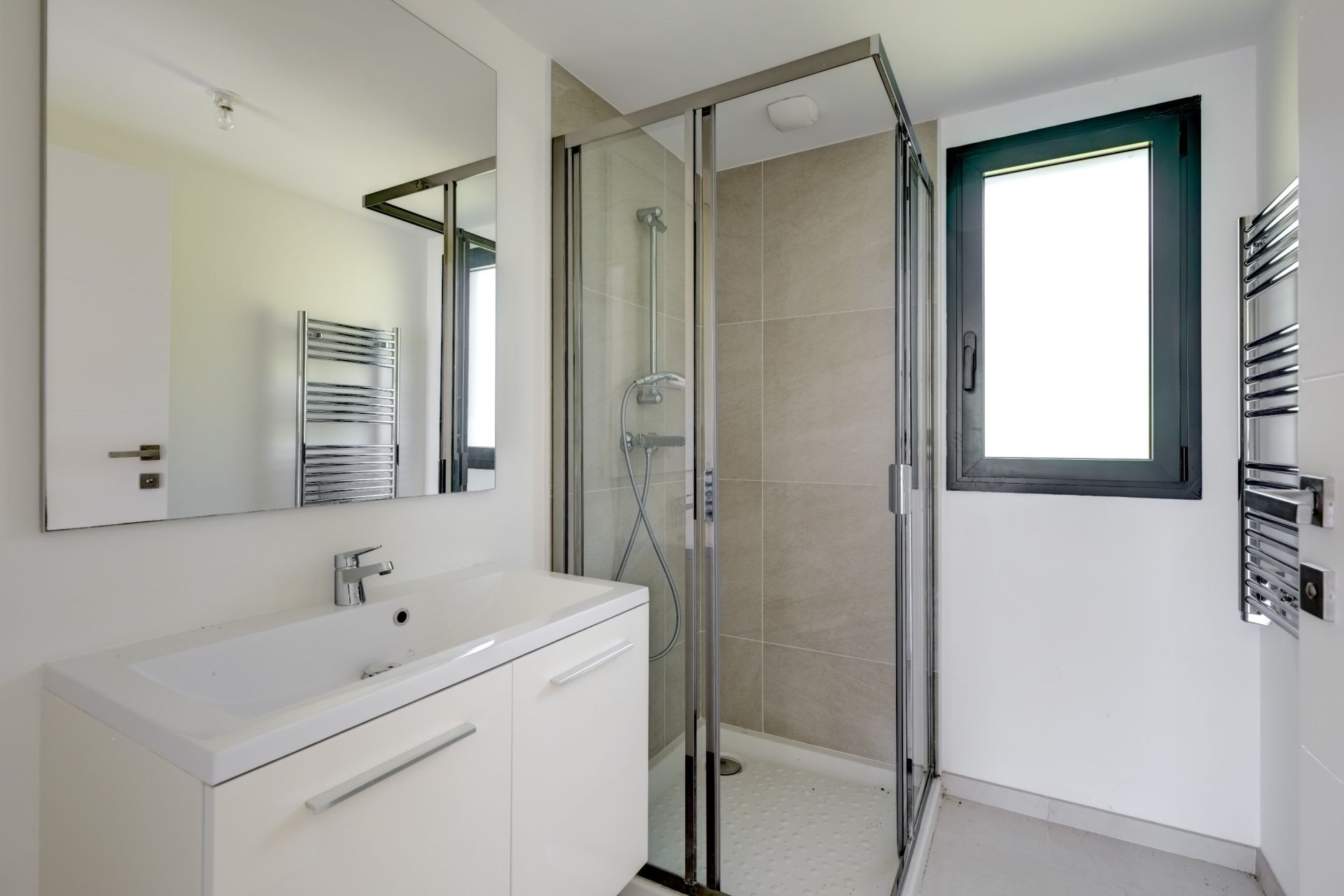 apartment 3 Rooms for sale on VALLAURIS (06220)