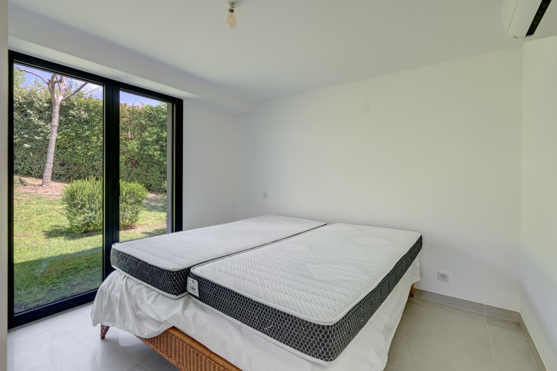 apartment 3 Rooms for sale on VALLAURIS (06220)