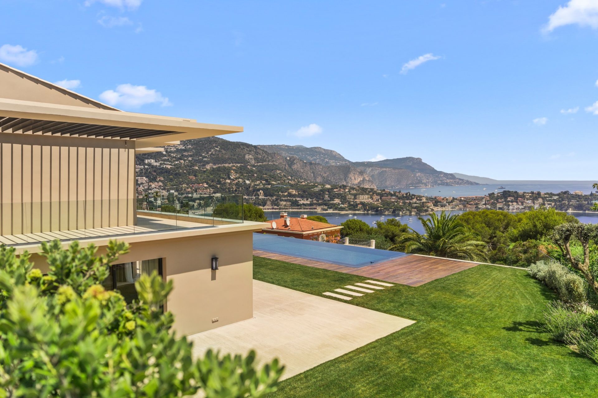 contemporary house 8 Rooms for sale on NICE (06000)