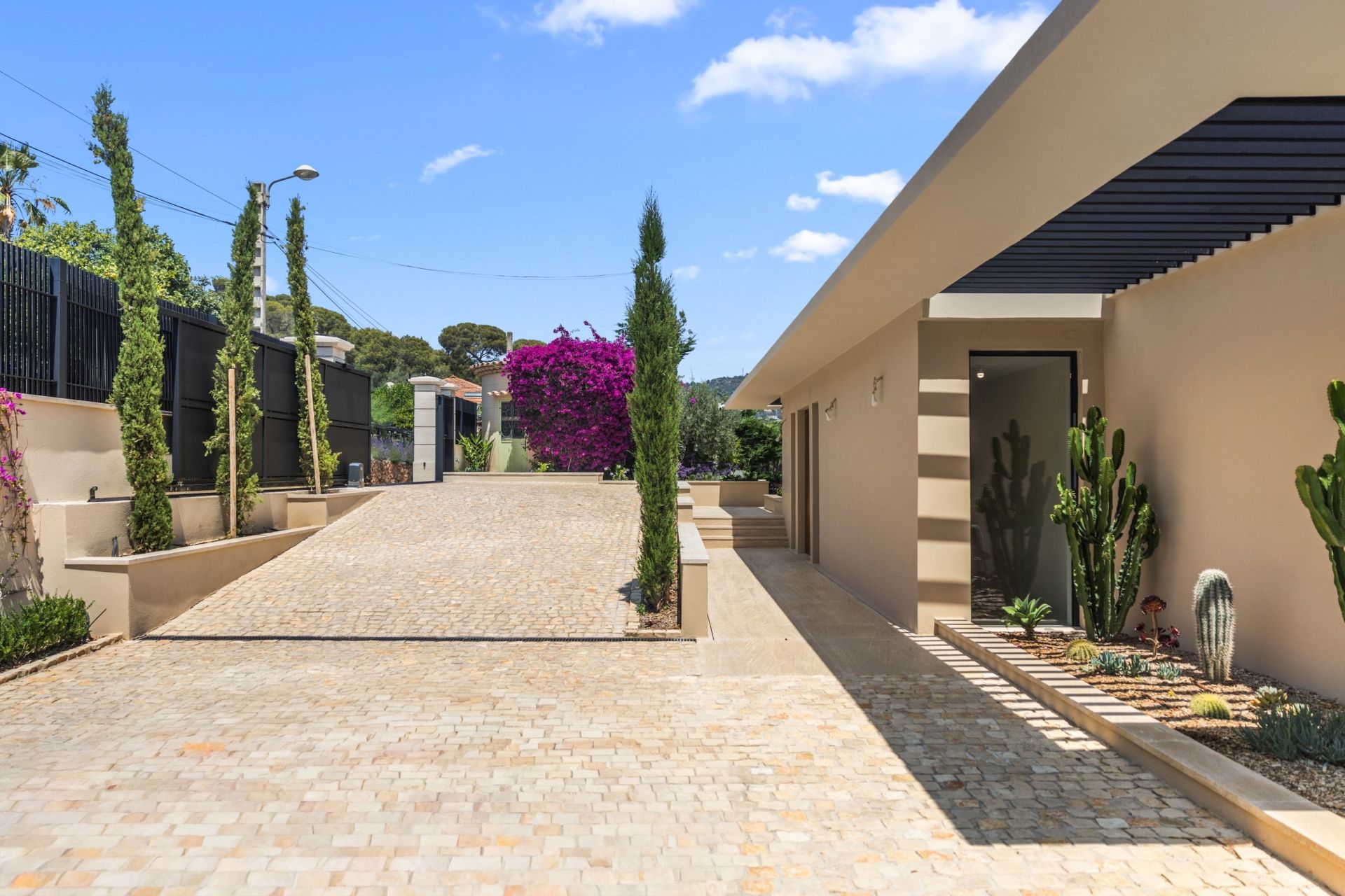 contemporary house 8 Rooms for sale on NICE (06000)