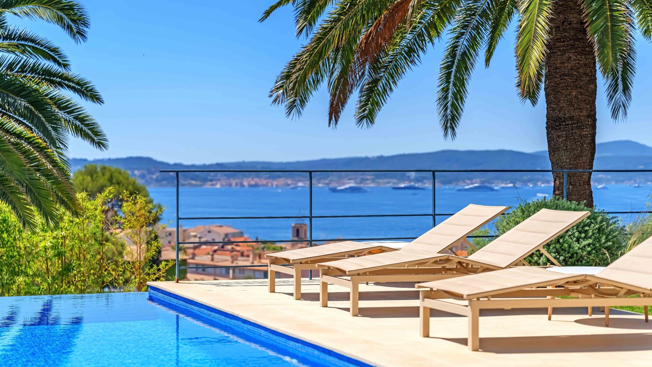 villa 6 Rooms for sale on STE MAXIME (83120)