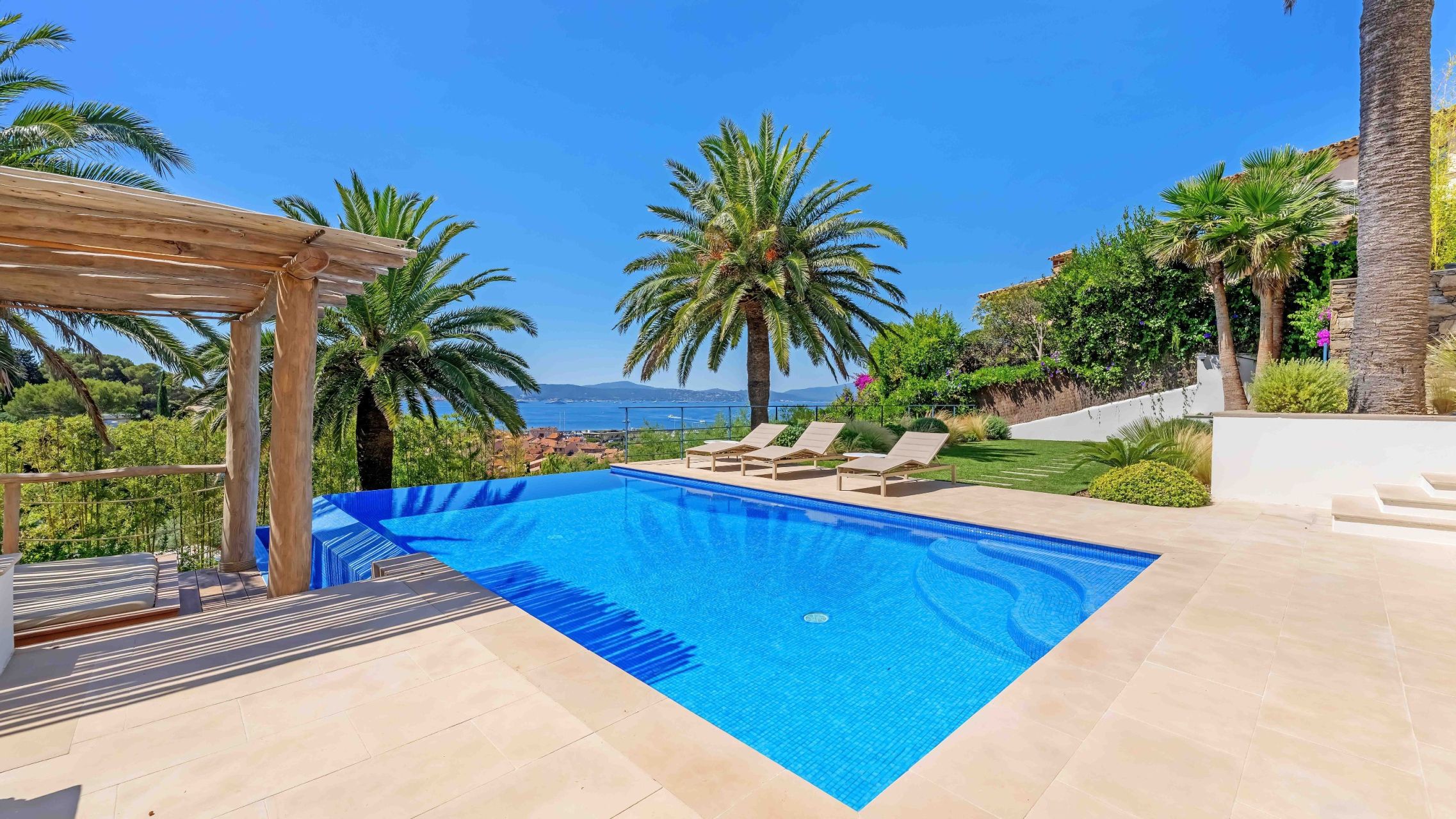 villa 6 Rooms for sale on STE MAXIME (83120)
