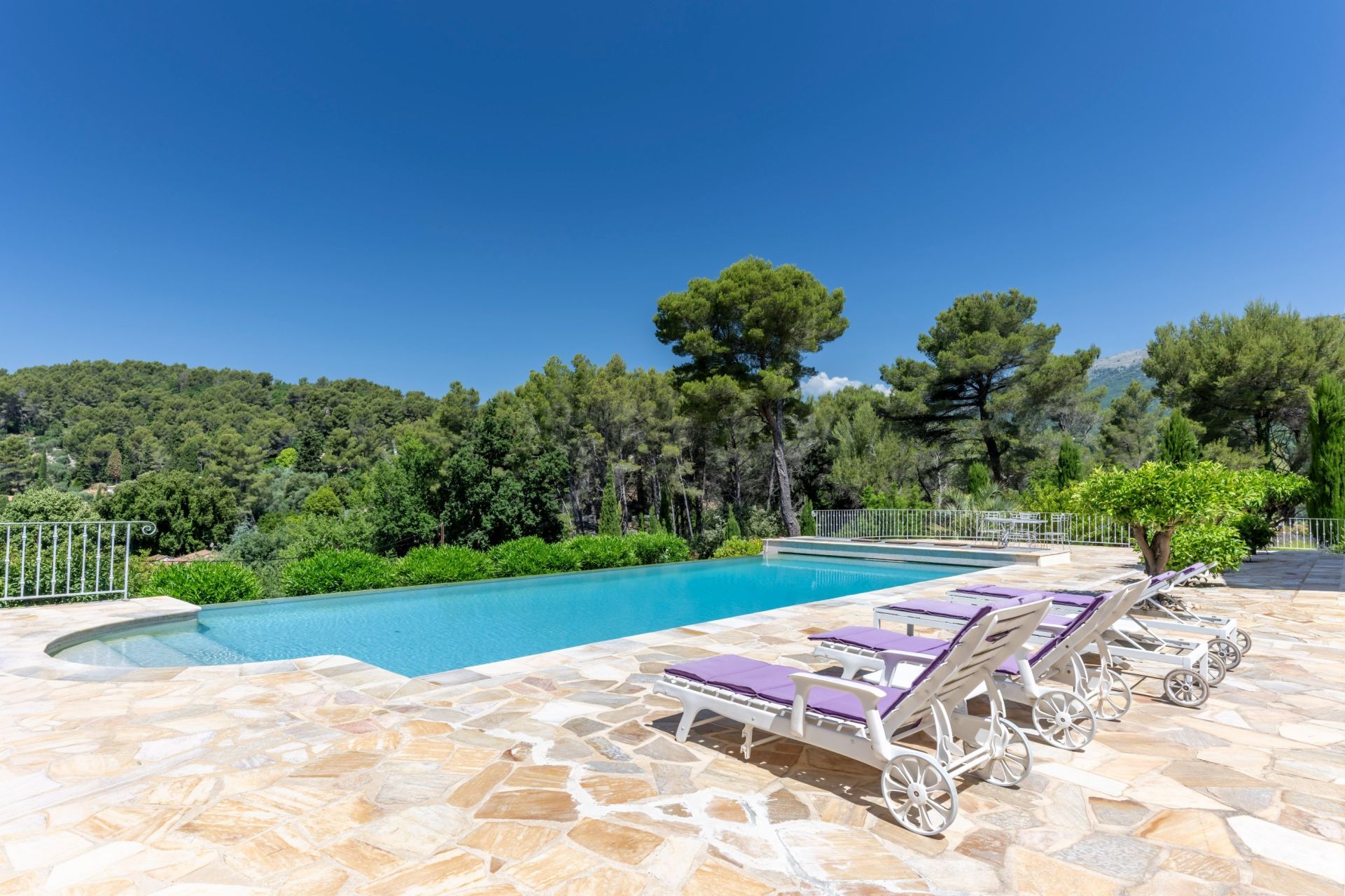 villa 6 Rooms for sale on CABRIS (06530)