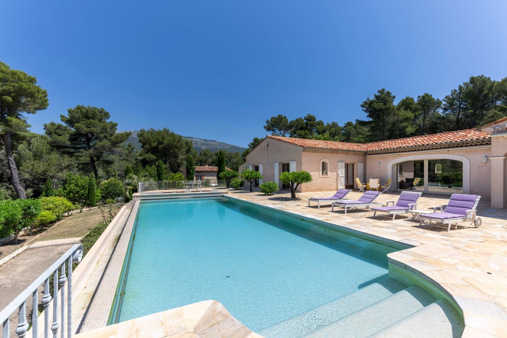 villa 6 Rooms for sale on CABRIS (06530)