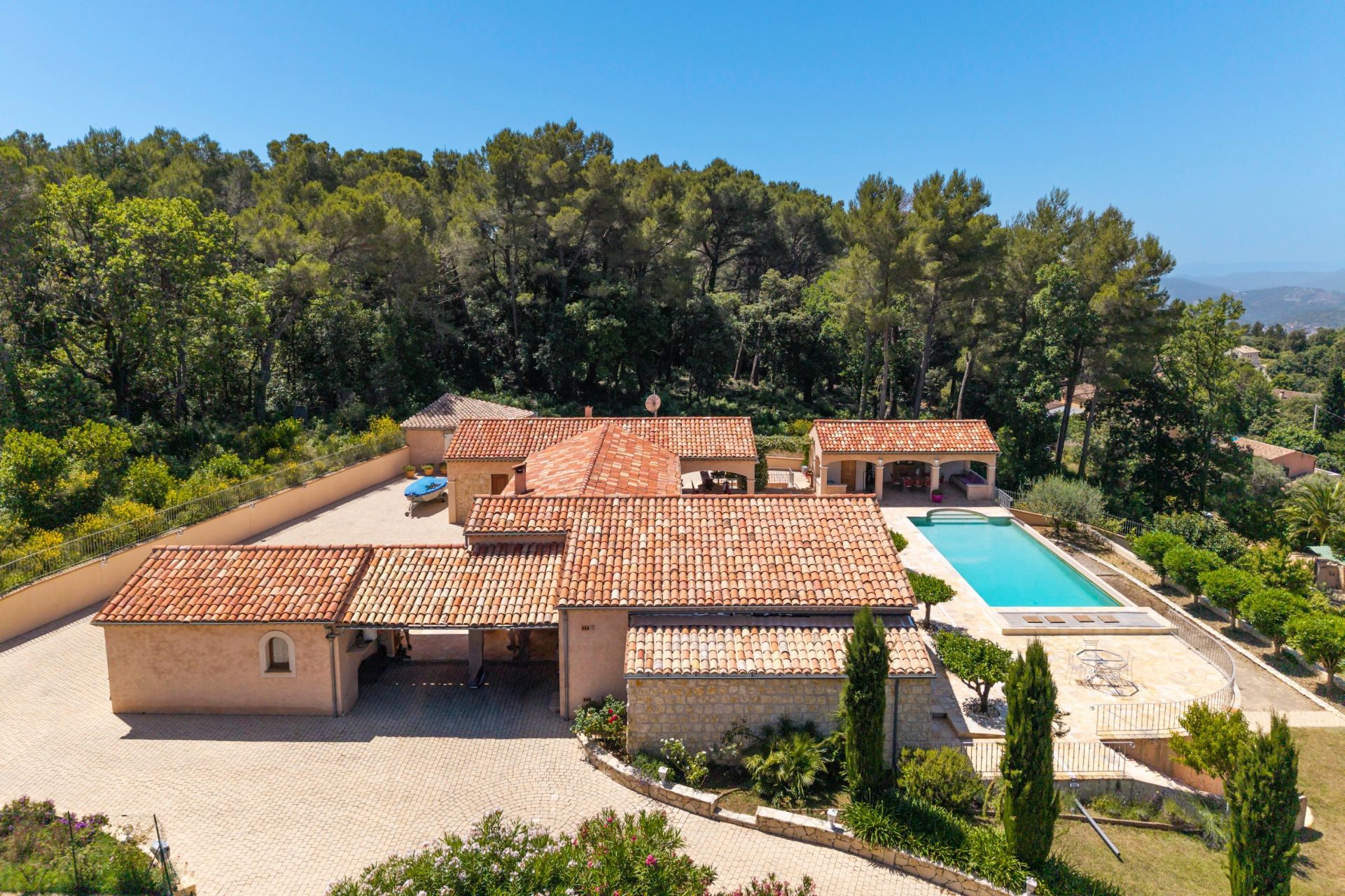 villa 6 Rooms for sale on CABRIS (06530)