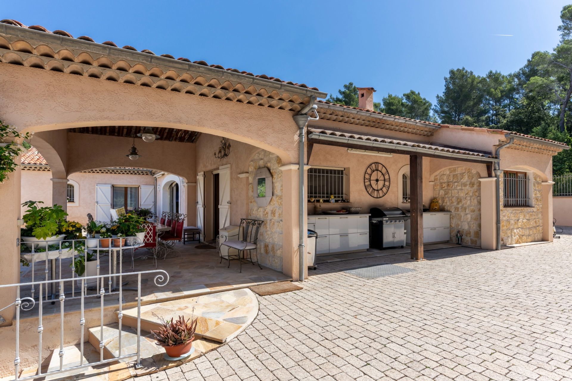 villa 6 Rooms for sale on CABRIS (06530)