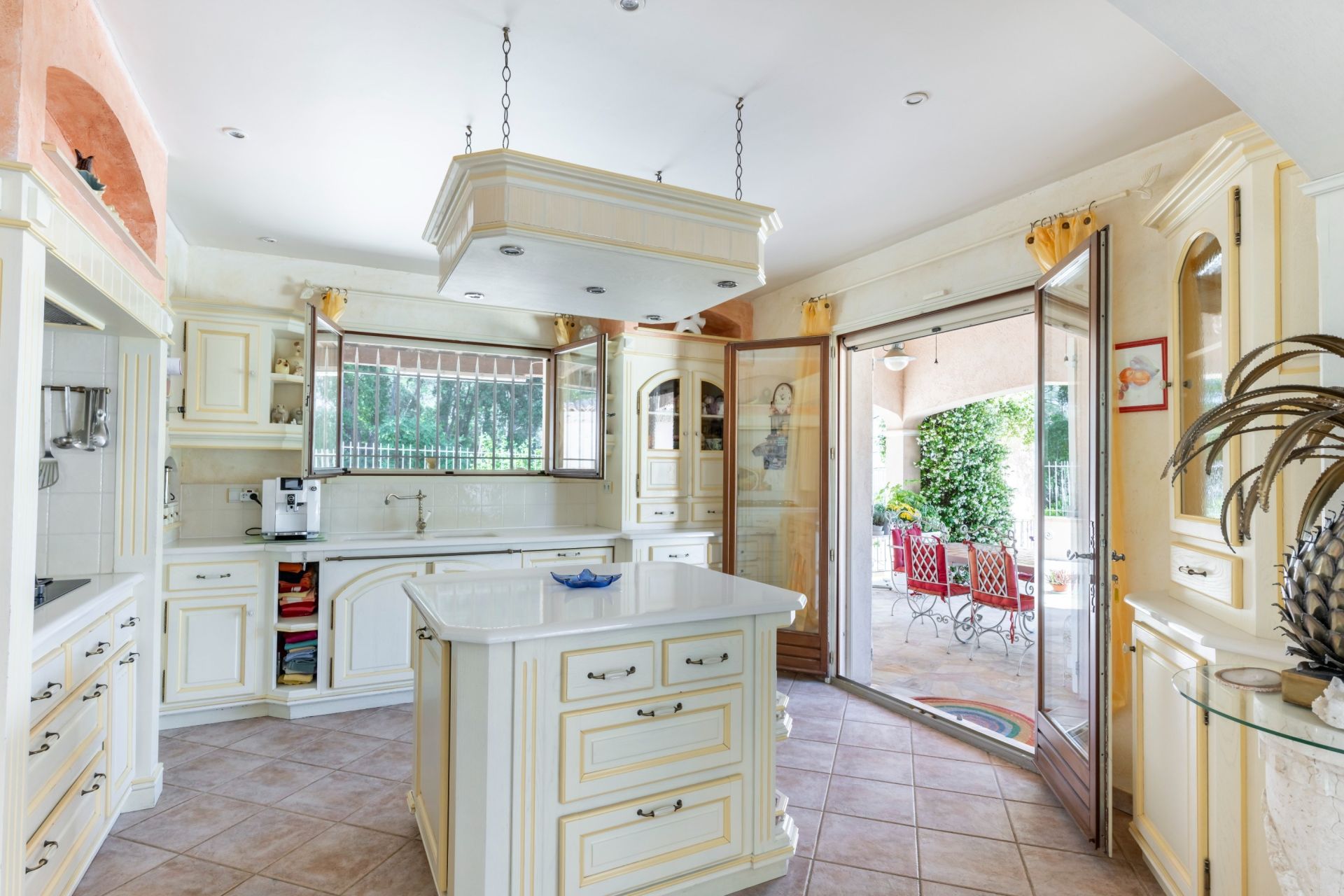 villa 6 Rooms for sale on CABRIS (06530)