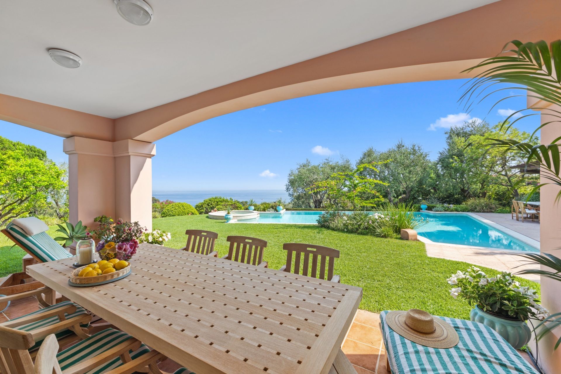 provencal house 7 Rooms for sale on MENTON (06500)