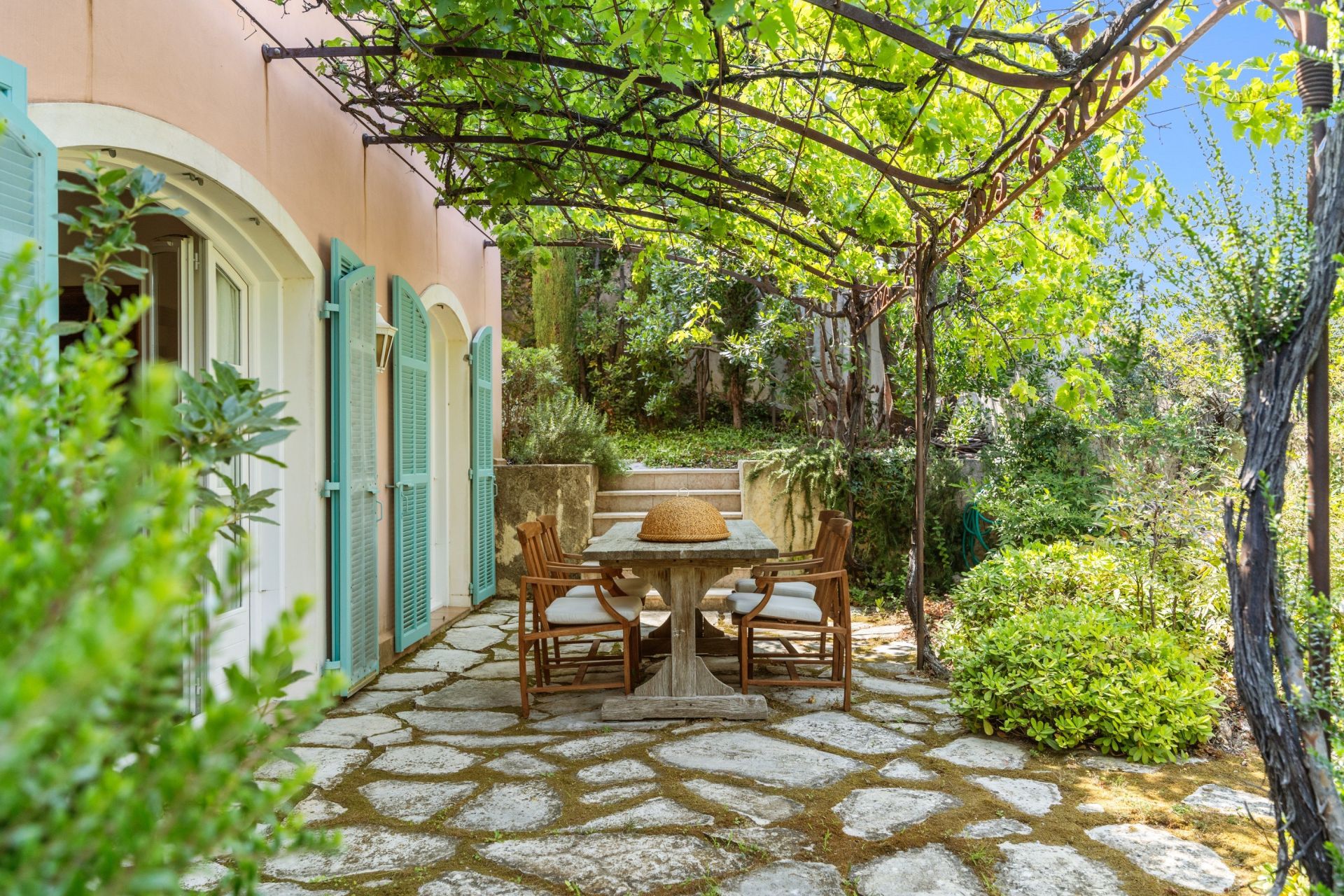provencal house 7 Rooms for sale on MENTON (06500)