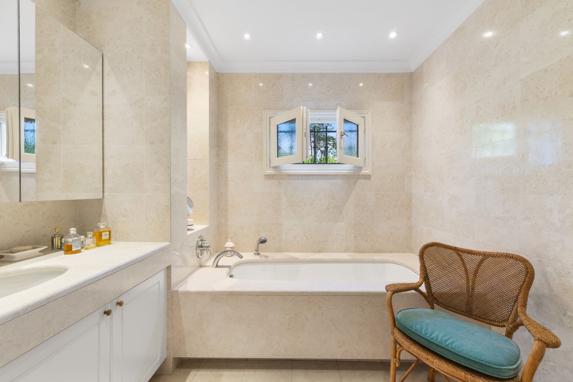 provencal house 7 Rooms for sale on MENTON (06500)