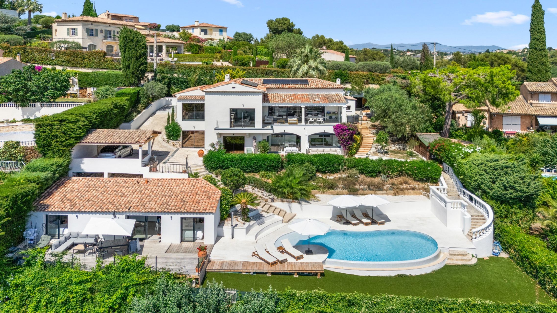 contemporary house 9 Rooms for sale on CAGNES SUR MER (06800)