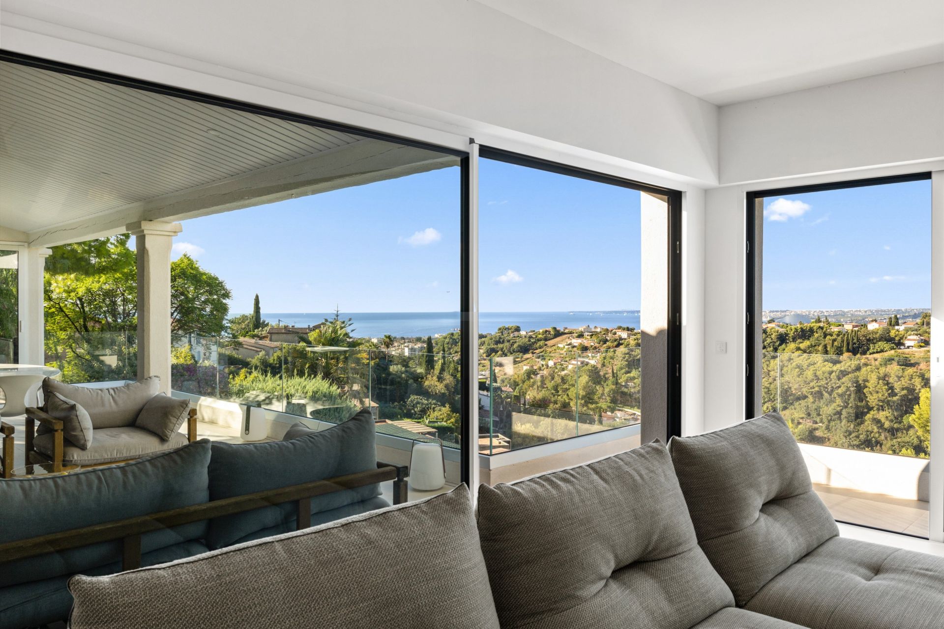 contemporary house 9 Rooms for sale on CAGNES SUR MER (06800)