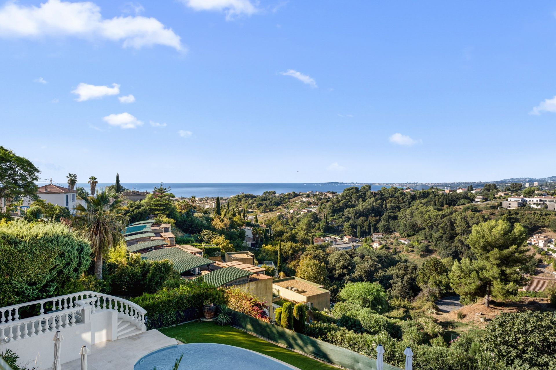 contemporary house 9 Rooms for sale on CAGNES SUR MER (06800)