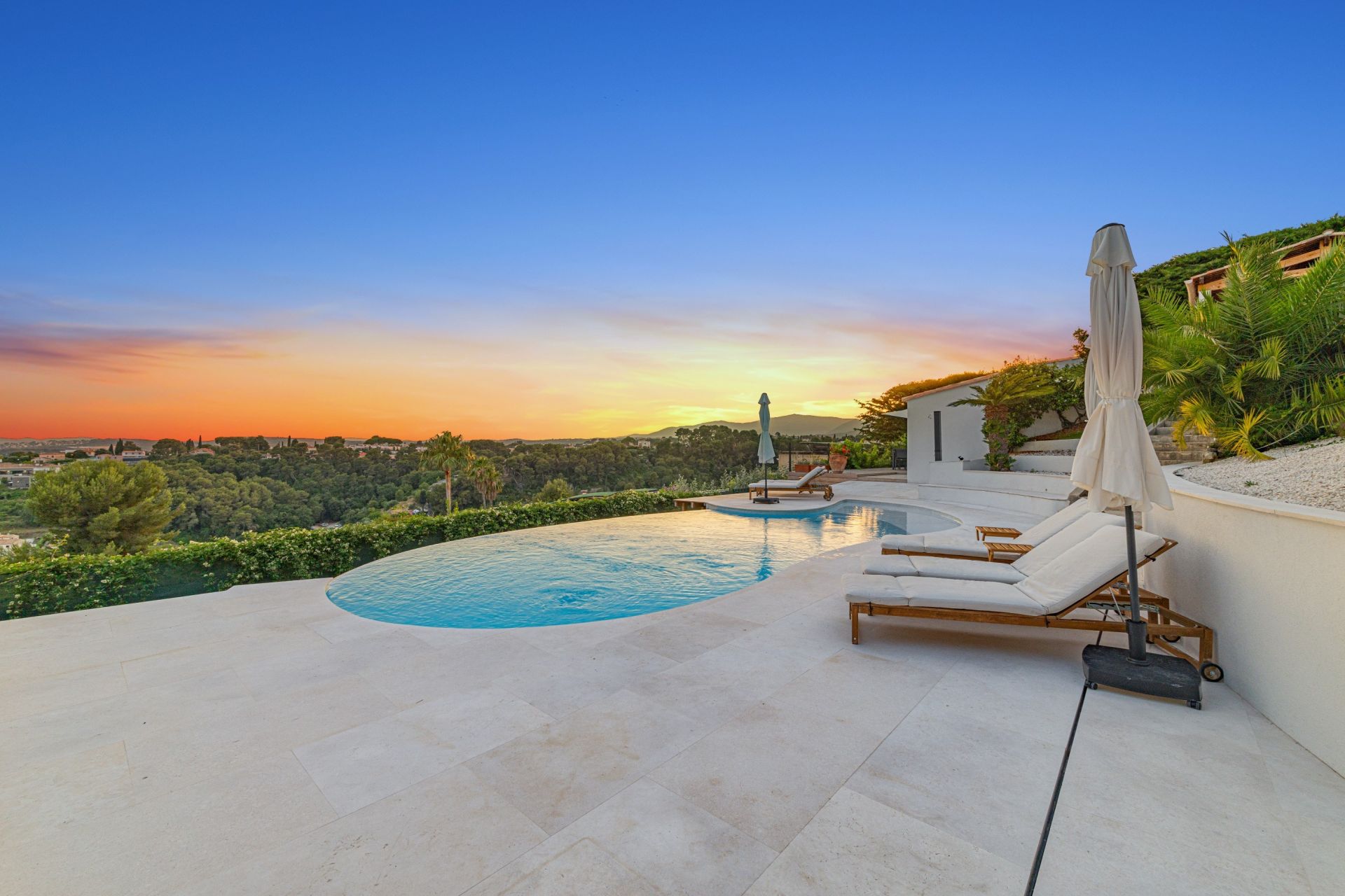maison contemporaine 9 Pièces en vente sur CAGNES SUR MER (06800)