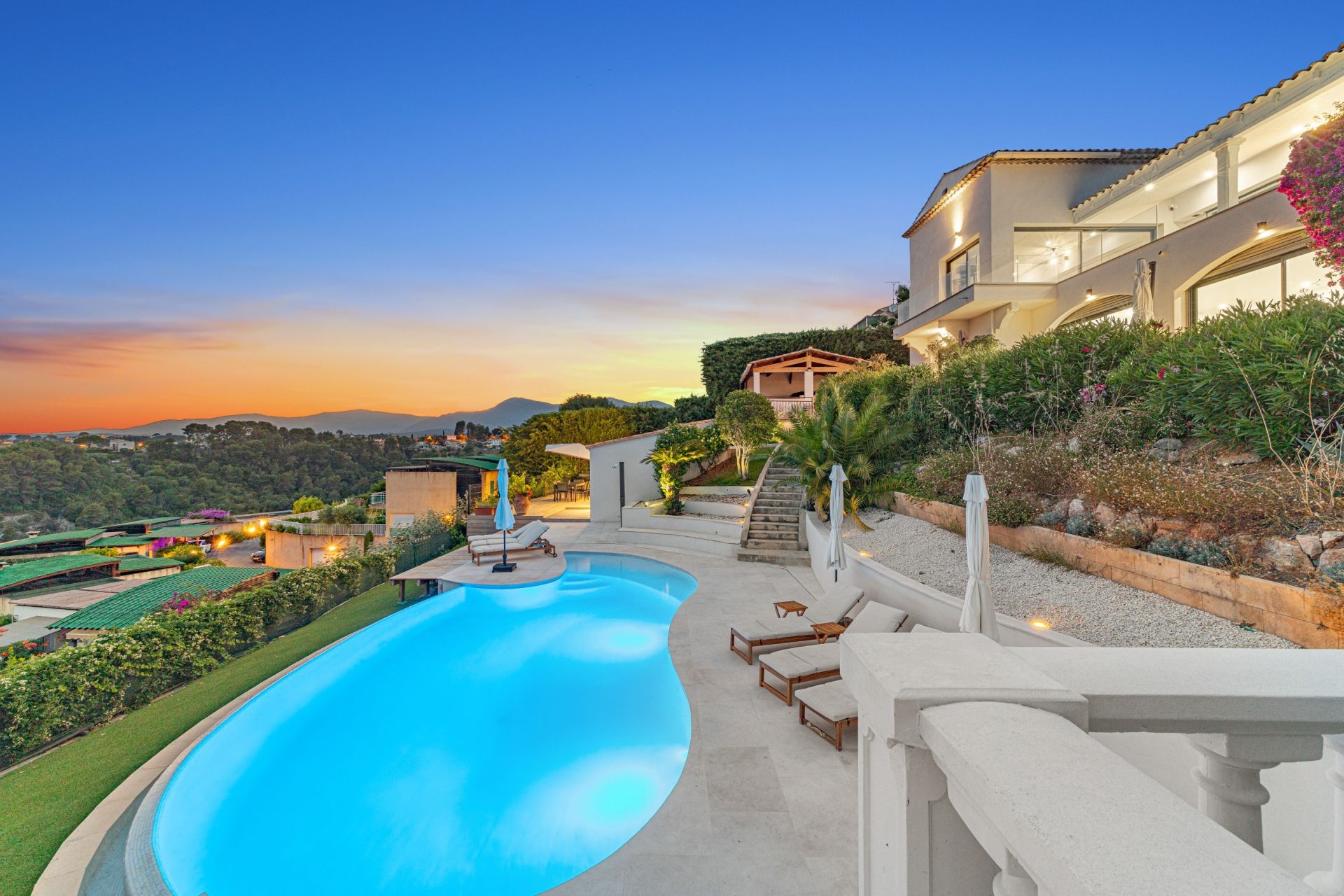 maison contemporaine 9 Pièces en vente sur CAGNES SUR MER (06800)