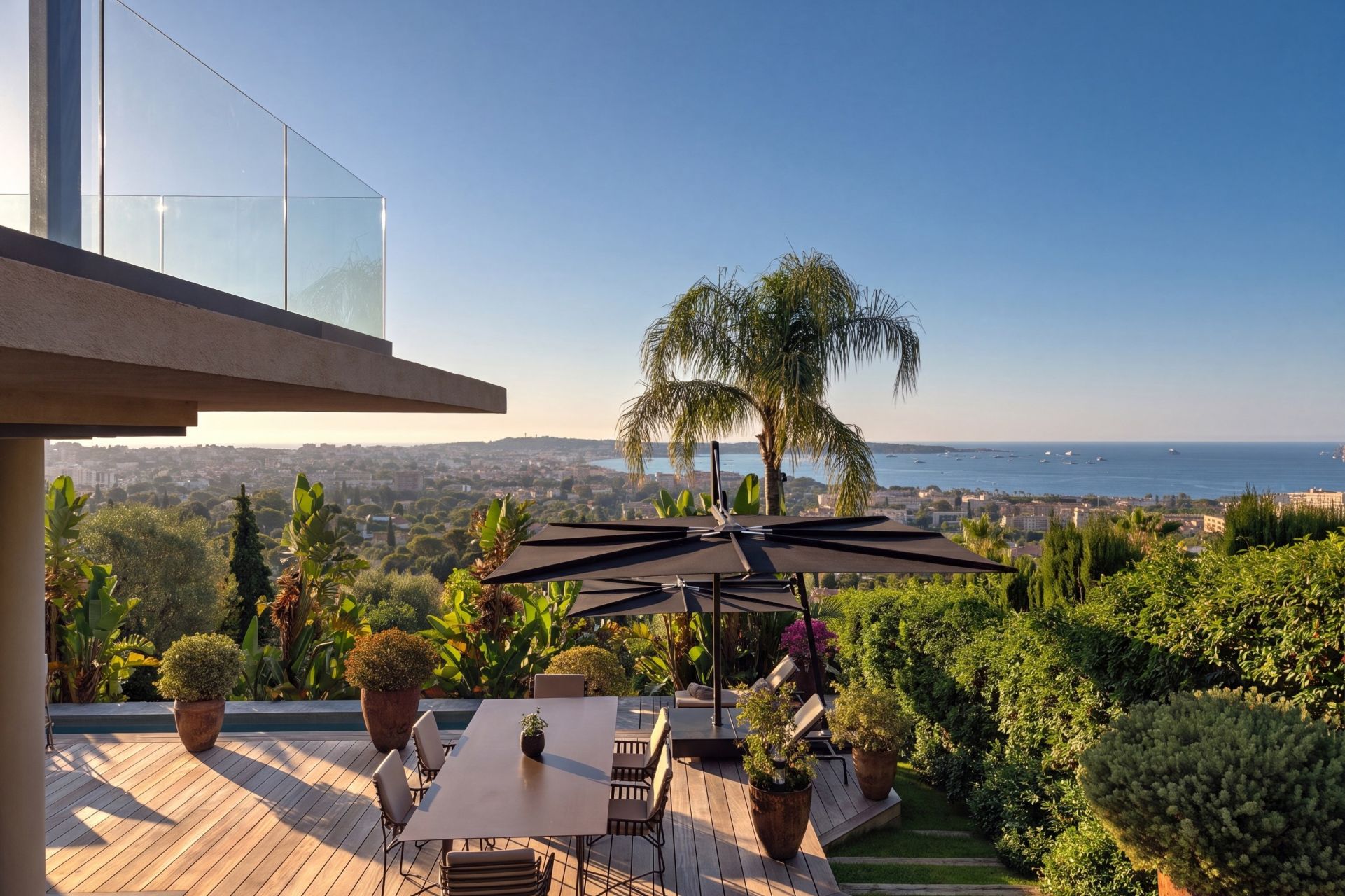 villa 7 Rooms for sale on VALLAURIS (06220)