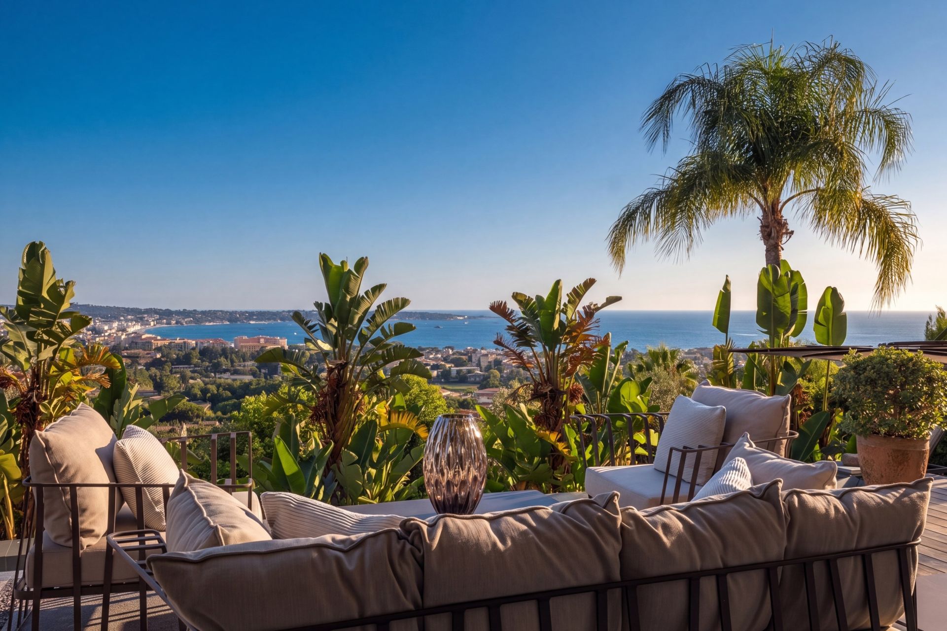 villa 7 Rooms for sale on VALLAURIS (06220)