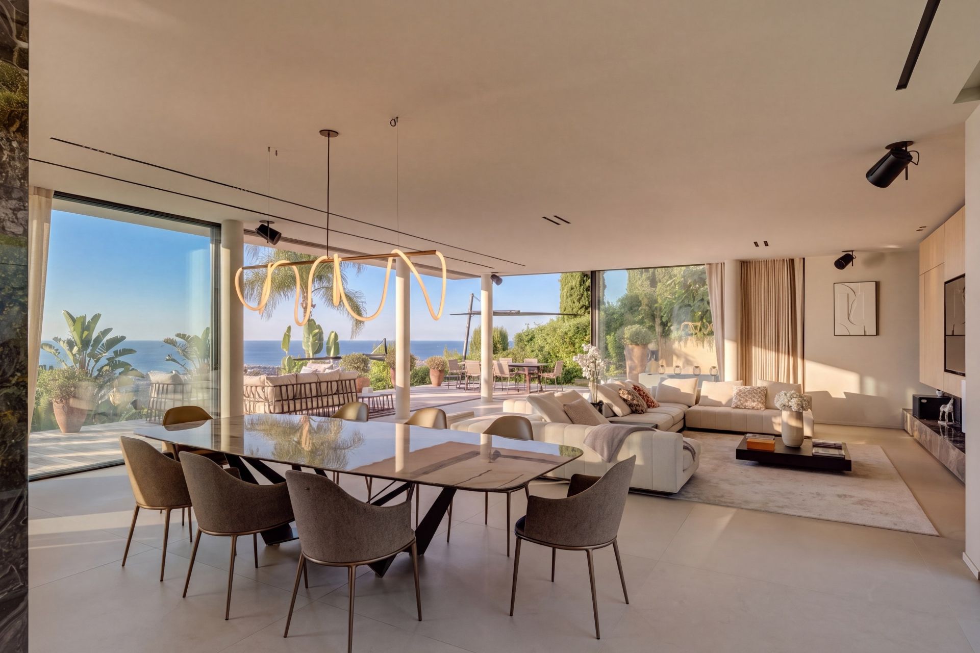 villa 7 Rooms for sale on VALLAURIS (06220)