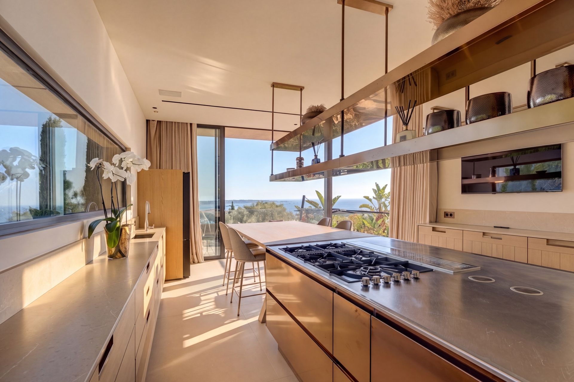 villa 7 Rooms for sale on VALLAURIS (06220)