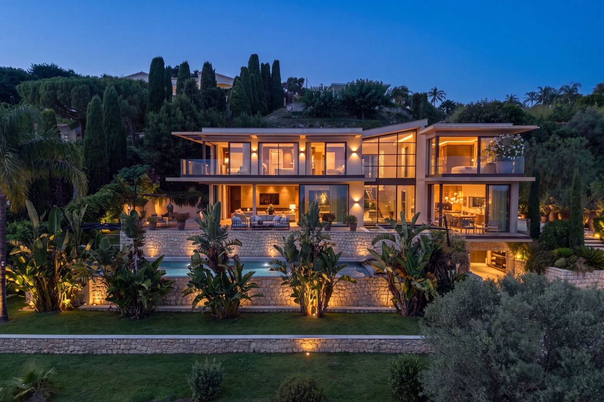 villa 7 Rooms for sale on VALLAURIS (06220)