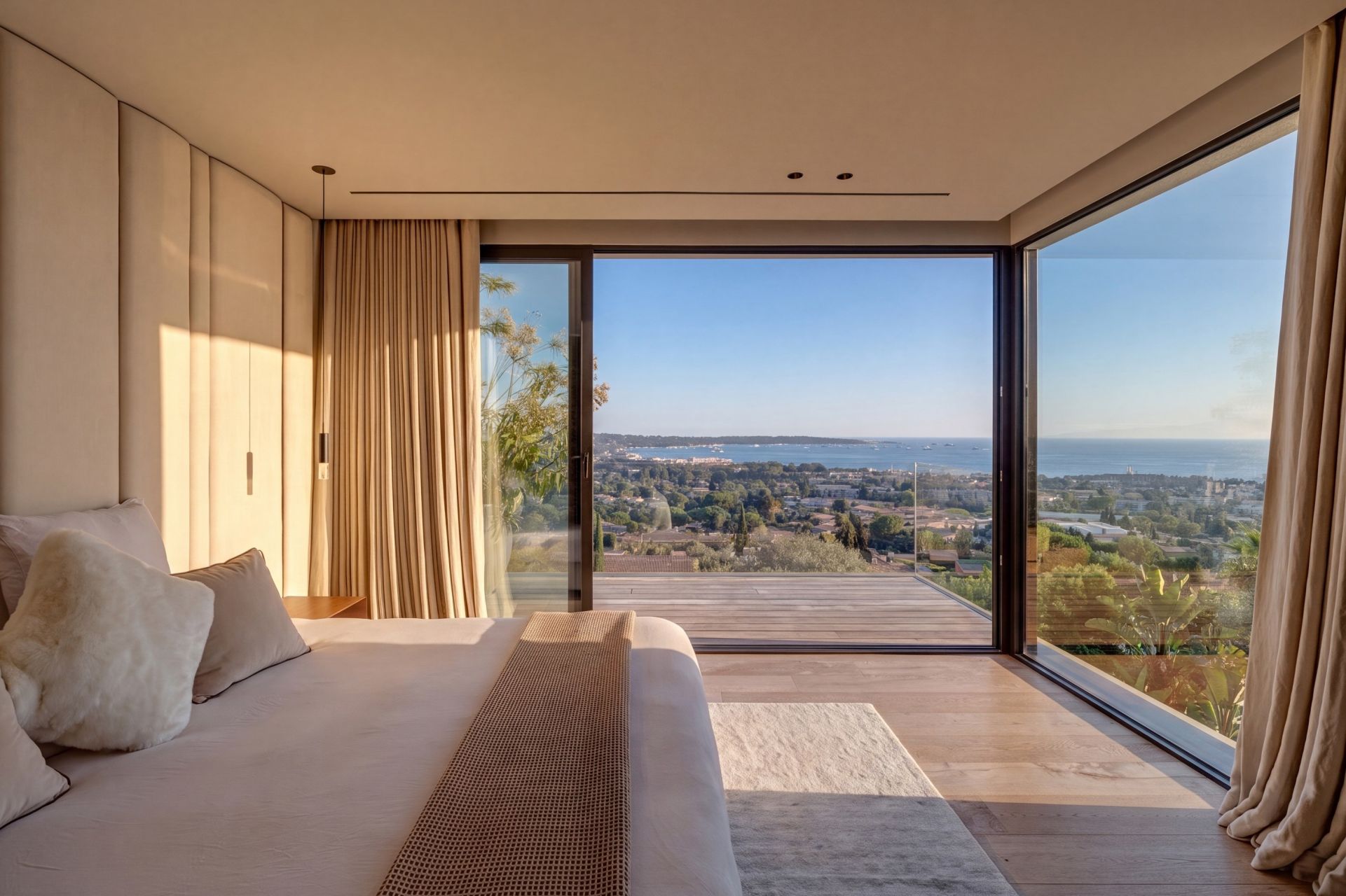 villa 7 Rooms for sale on VALLAURIS (06220)